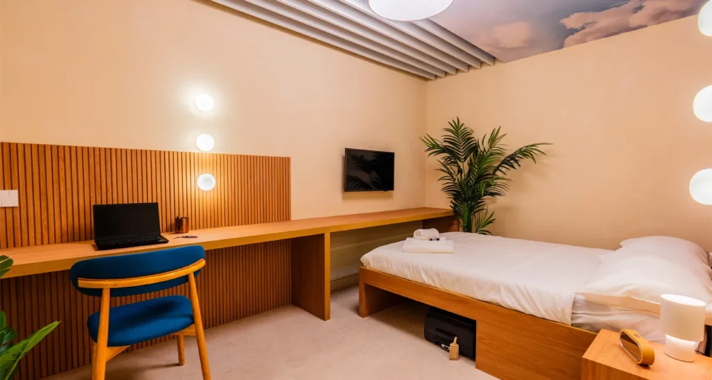 HOW TO SURVIVE A LONG HONG KONG LAYOVER WITHOUT FEELING TIRED
